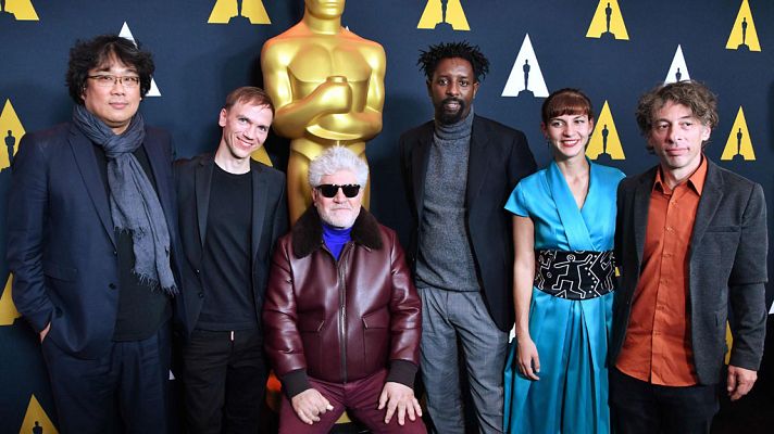 Telediario 1 - Almodóvar posa con los otros candidatos al Oscar a Mejor Película Internacional en Los Ángeles