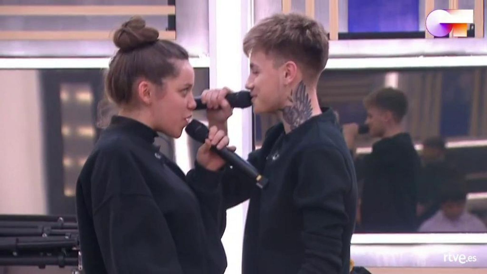 Hugo y Eva cantan "Esperando", de Nil Moliner & Bely Basarte, en el segundo pase de micros de la Gala 4 de Operación Triunfo 2020