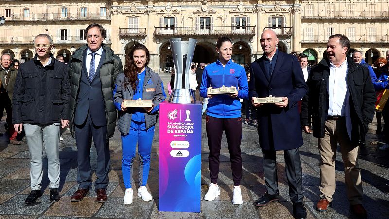 Las capitanas de Barça y Real Sociedad han posado en la plaza de Salamanca con la Supercopa | Ver