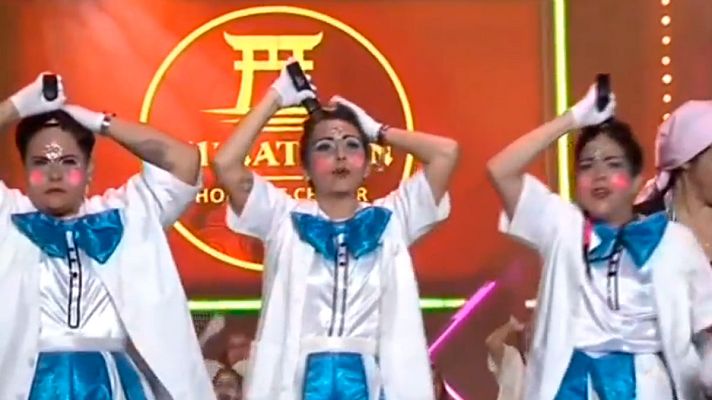 Telediario 1 - Mujeres de una murga de Carnaval se rapan en plena actuación para pedir medidas contra el cáncer