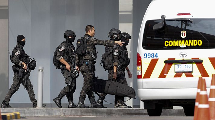 Telediario 1 - Un soldado mata a 29 personas en Tailandia y es abatido tras atrincherarse en un centro comercial