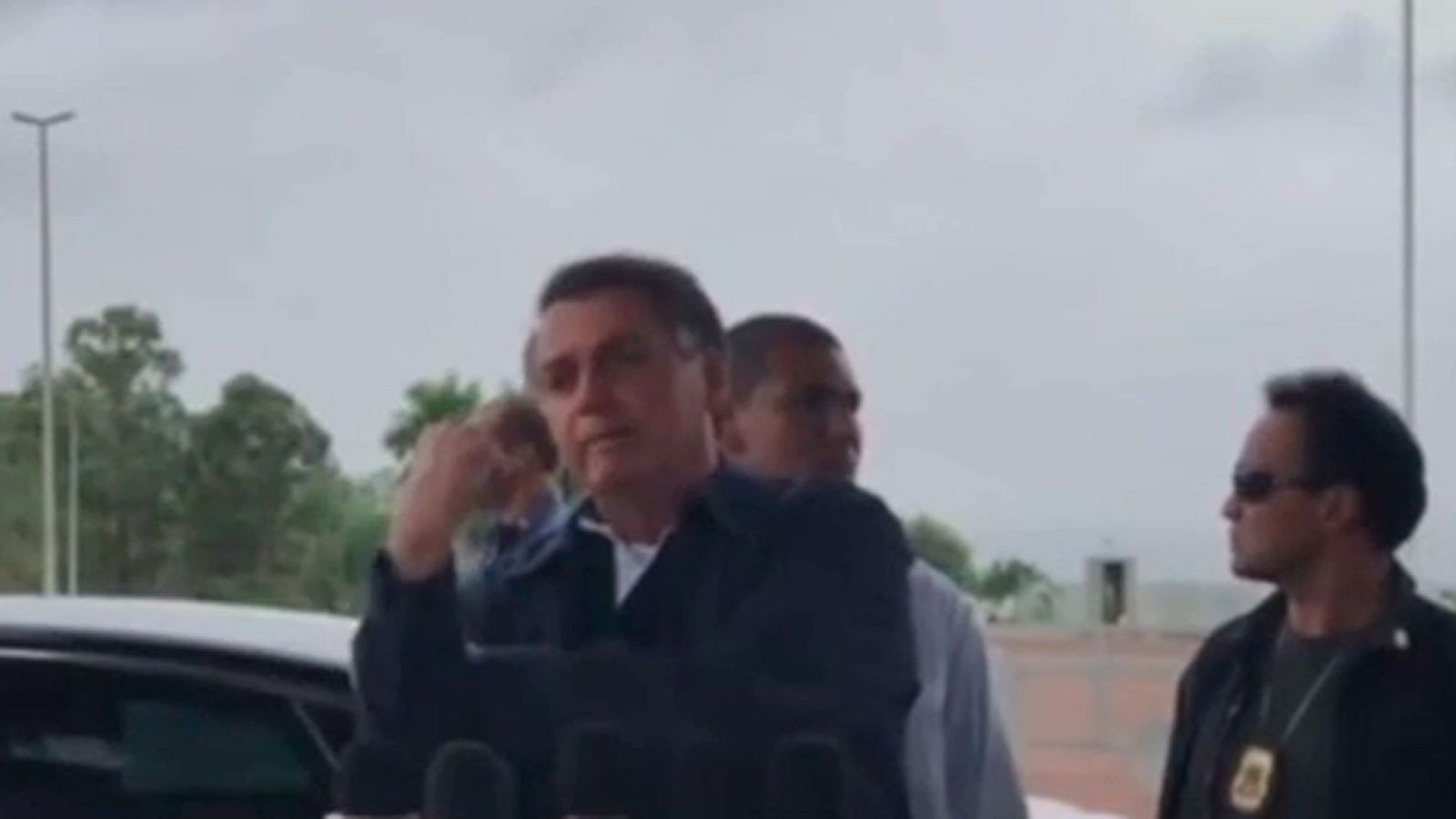 Bolsonaro dedica un corte de mangas a los periodistas durante una rueda de prensa