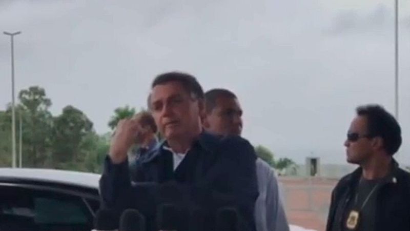 Bolsonaro dedica un corte de mangas a los periodistas durante una rueda de prensa
