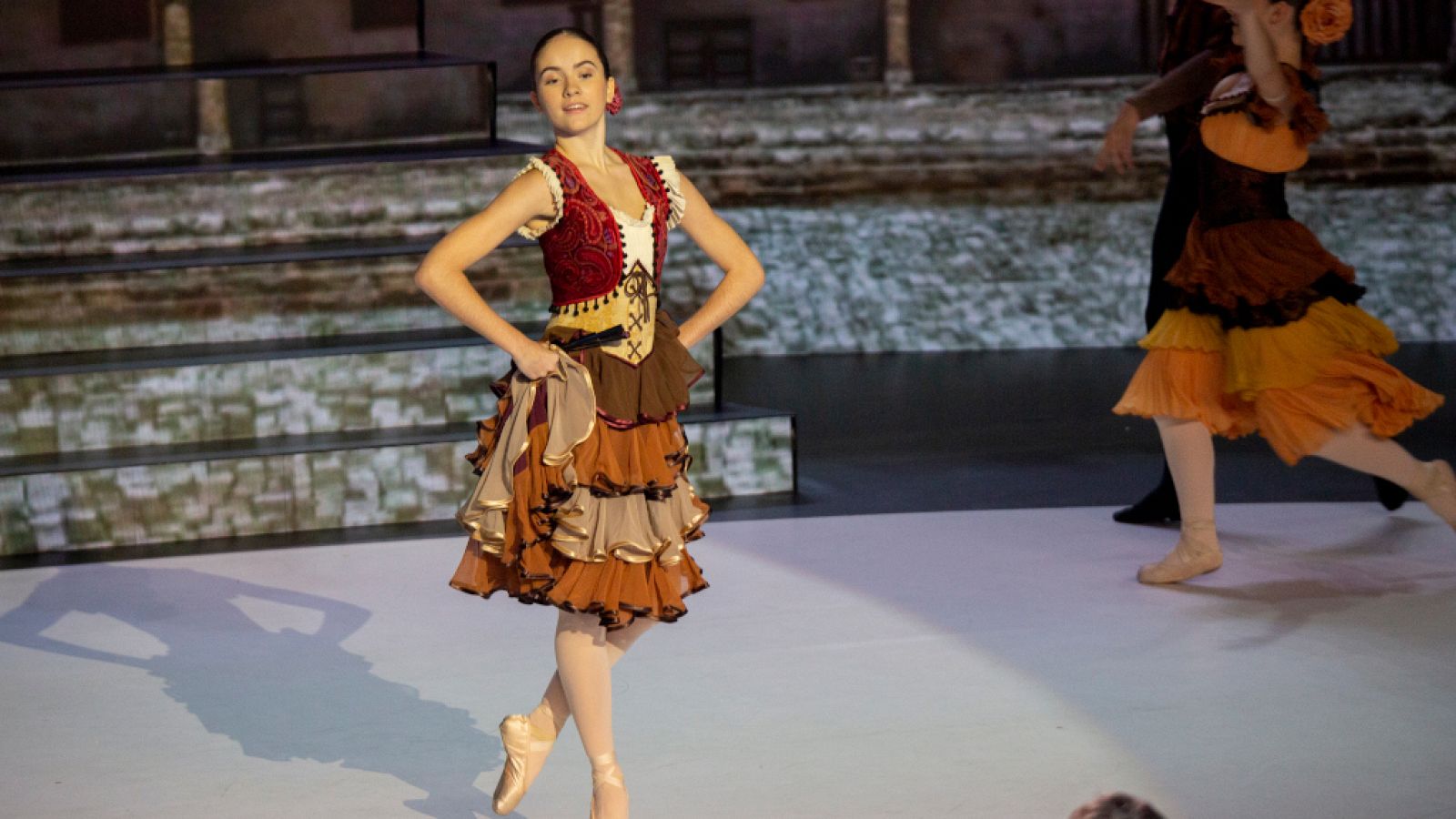 Adriana Puértolas brilla con su abanico | Ver