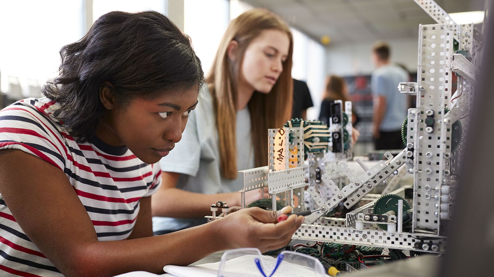 Buscar referentes en ciencia para impulsar la demanda universitaria entre las estudiantes - RTVE.es | Ver