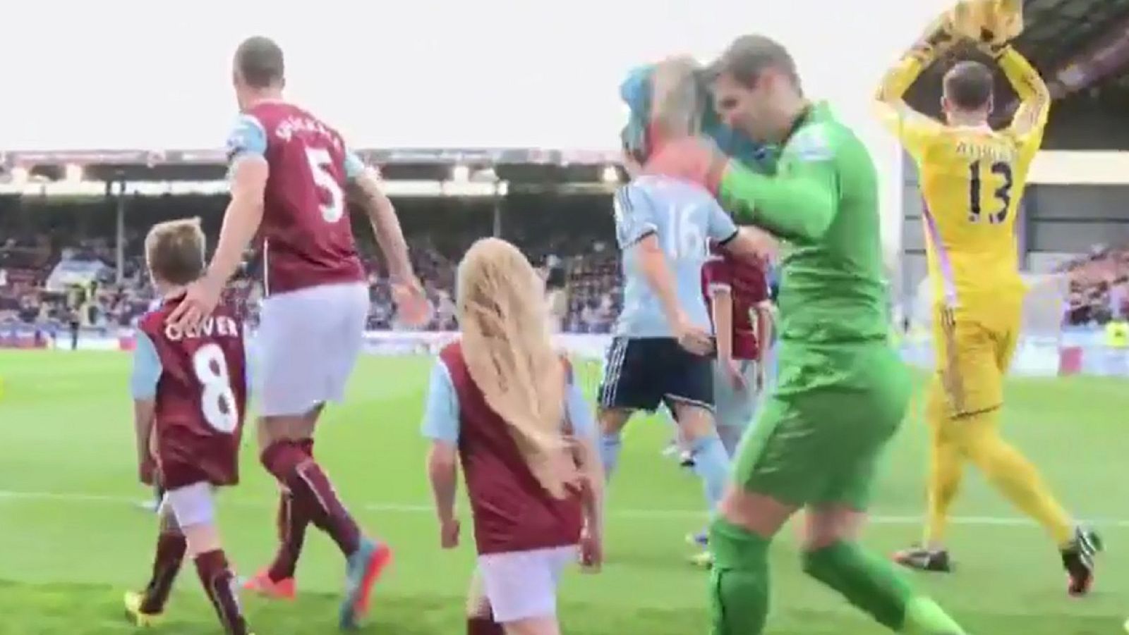 El dinero que exigen algunos clubes ingleses para que los niños salgan de la mano de sus ídolos | Ver