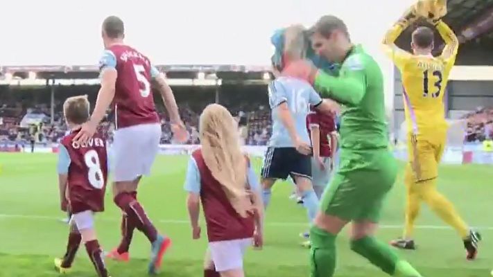 Telediario 1 - El dinero que exigen algunos clubes ingleses para que los niños salgan de la mano de sus ídolos