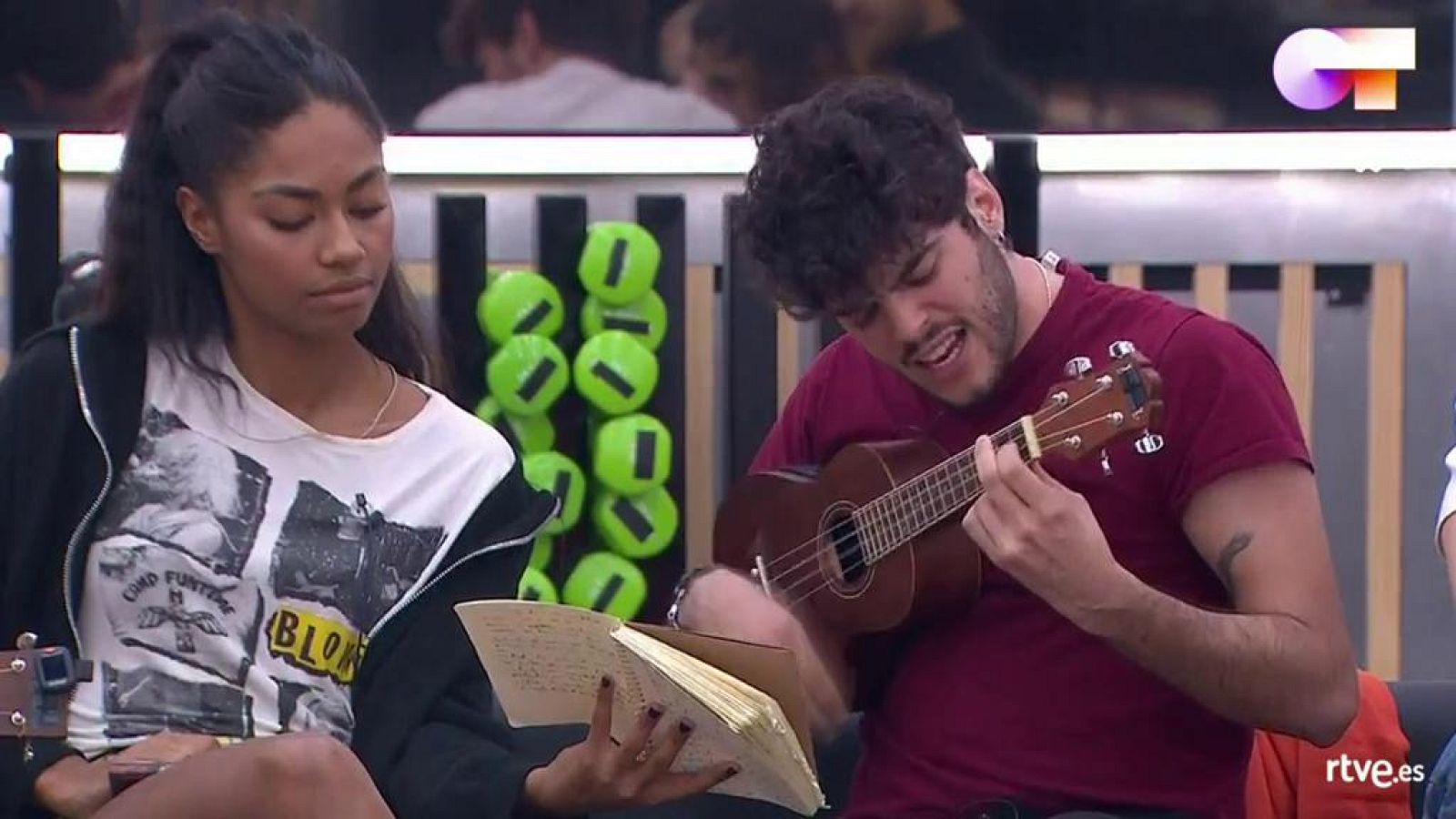 Rafa toca con el ukelele su canción "Piececitos" en clase de composición con Manu Guix en Operación Triunfo 2020