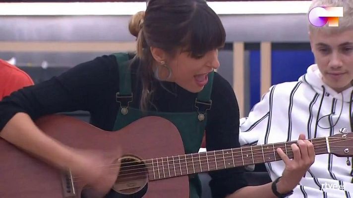 OT 2020 - Maialen toca su canción "Oxitocina" en clase de composición