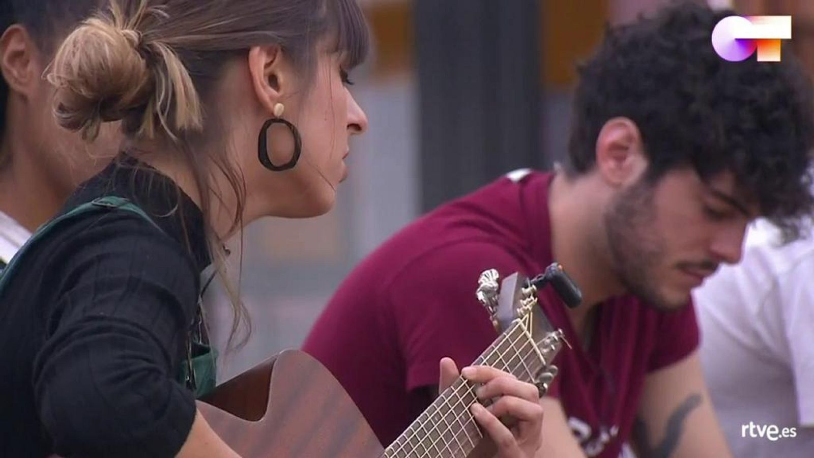 Maialen canta un tema de título secreto en la clase de composición de Manu Guix