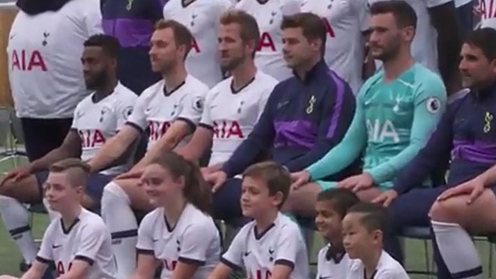 Telediario 1 - Salir de la mano de tus ídolos de la Premier, un privilegio para las familias adineradas en Reino Unido