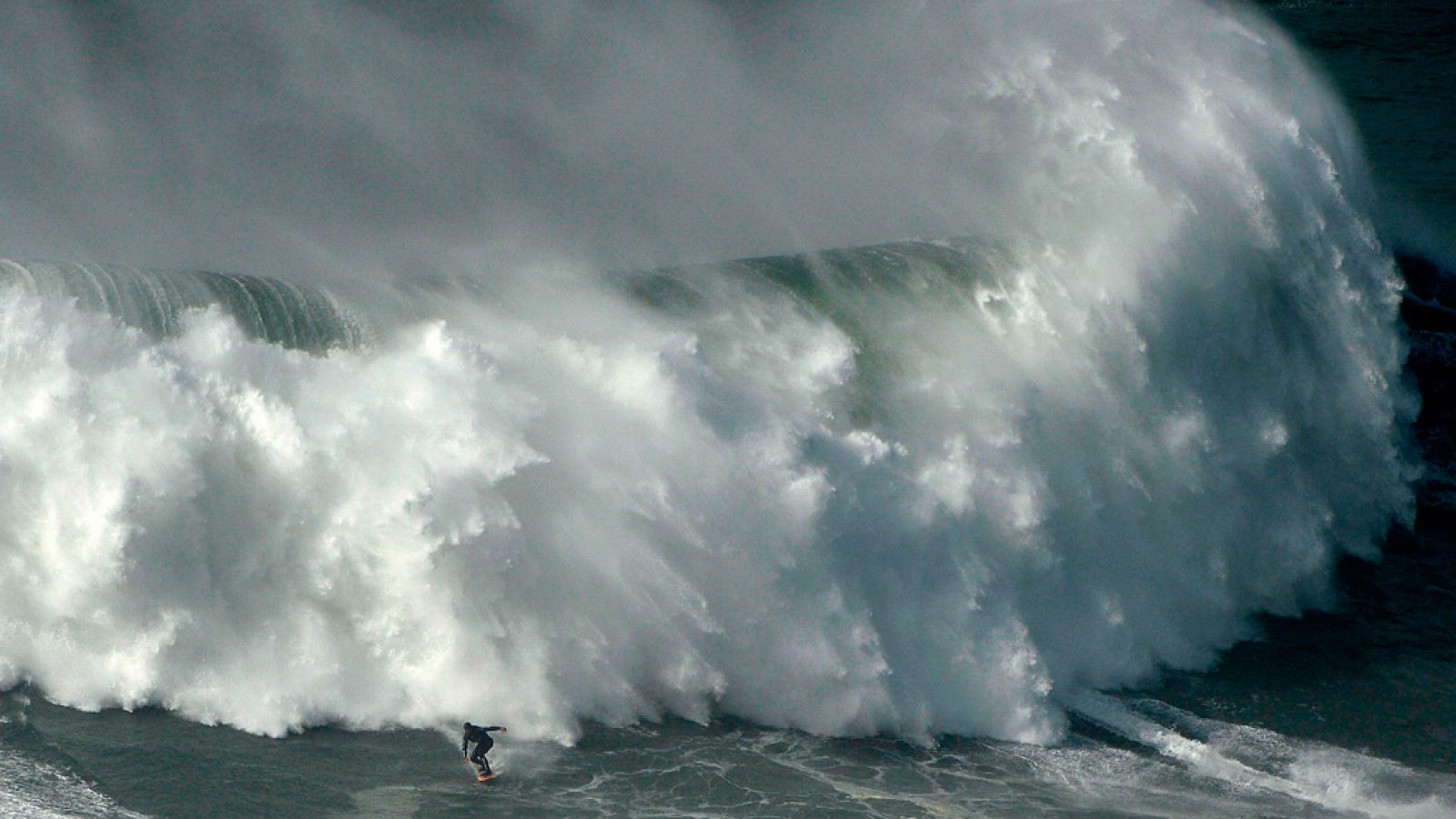 Surf - El sufista Alex Botelho se recupera tras su espectacular caída en Nazaré - RTVE.es | Ver