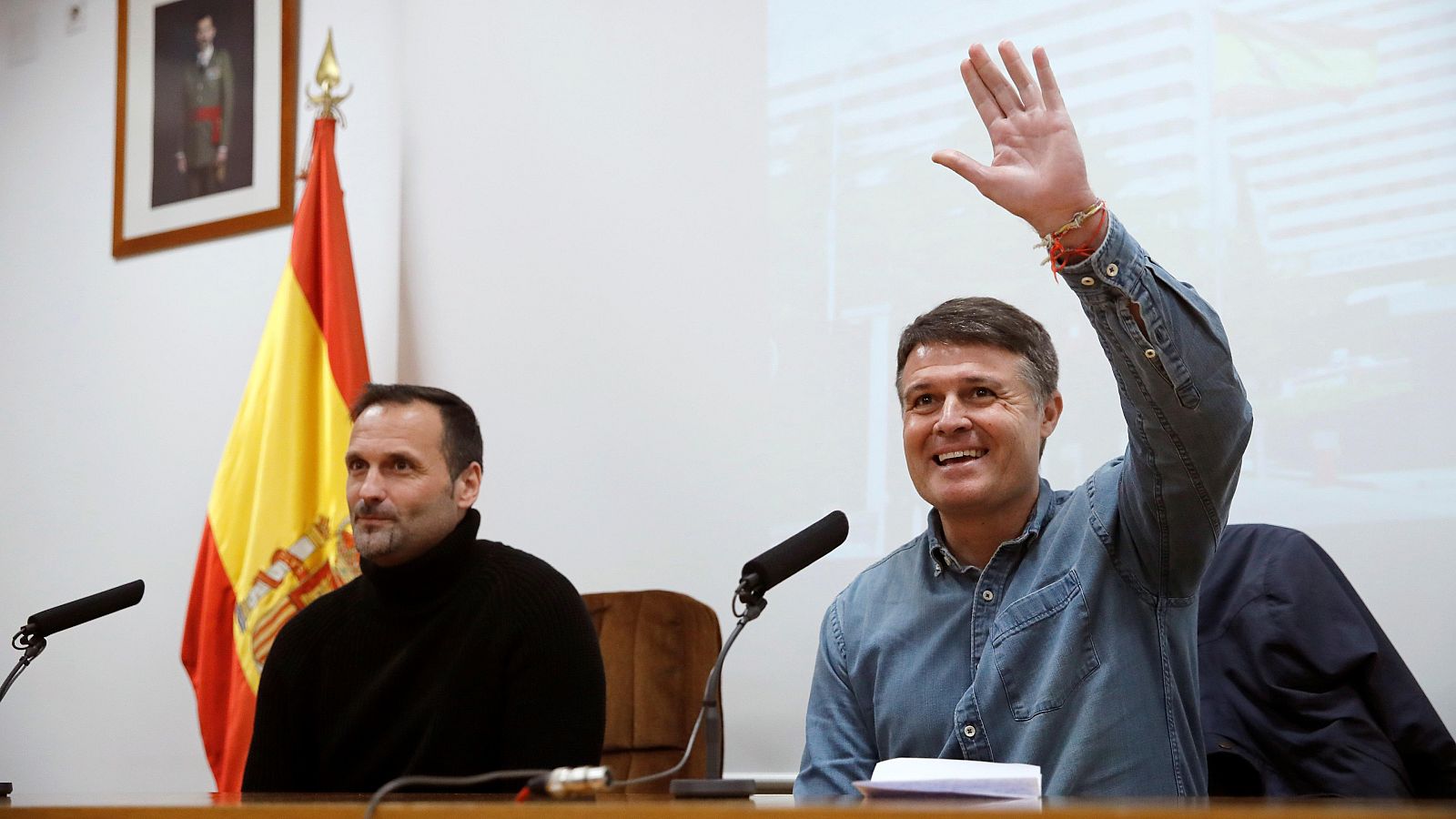 Los 19 españoles que fueron repatriados de Wuhan, epicentro del coronavirus, el pasado 31 de enero, han abandonado este jueves, tras 14 días de cuarentena, el Hospital Militar Gómez Ulla de Madrid "sanos", igual que llegaron, según el personal sanita