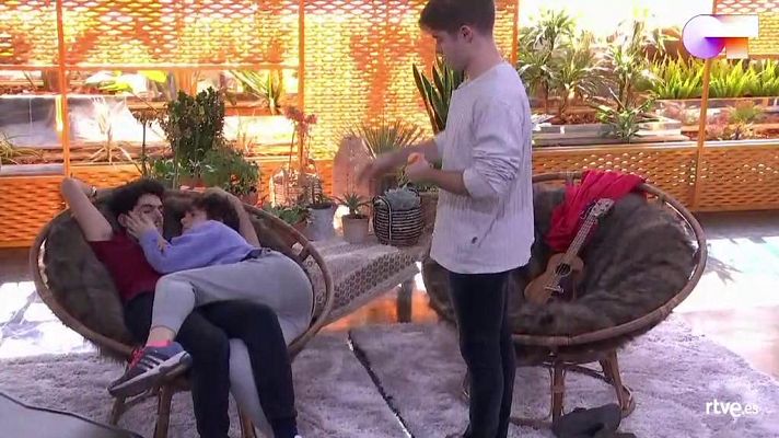 OT 2020 - Gèrard les lanza pieles de mandarina a Anne y Rafa