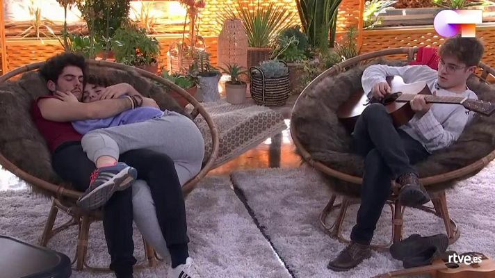OT 2020 - Gèrard toca la guitarra cuando Rafa y Anne duermen abrazados