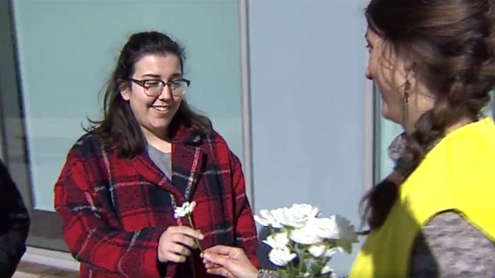Telediario 1 - Flores y besos en Zaragoza por las mujeres iraníes