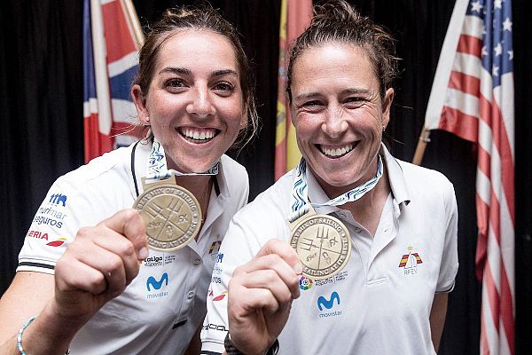 Telediario 1 - Támara Echegoyen y Paula Barceló se cuelgan el oro en el mundial de vela