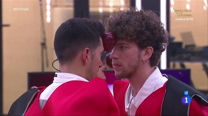 El chat de OT - Los chicos participan en el juego de la manzana en El Chat