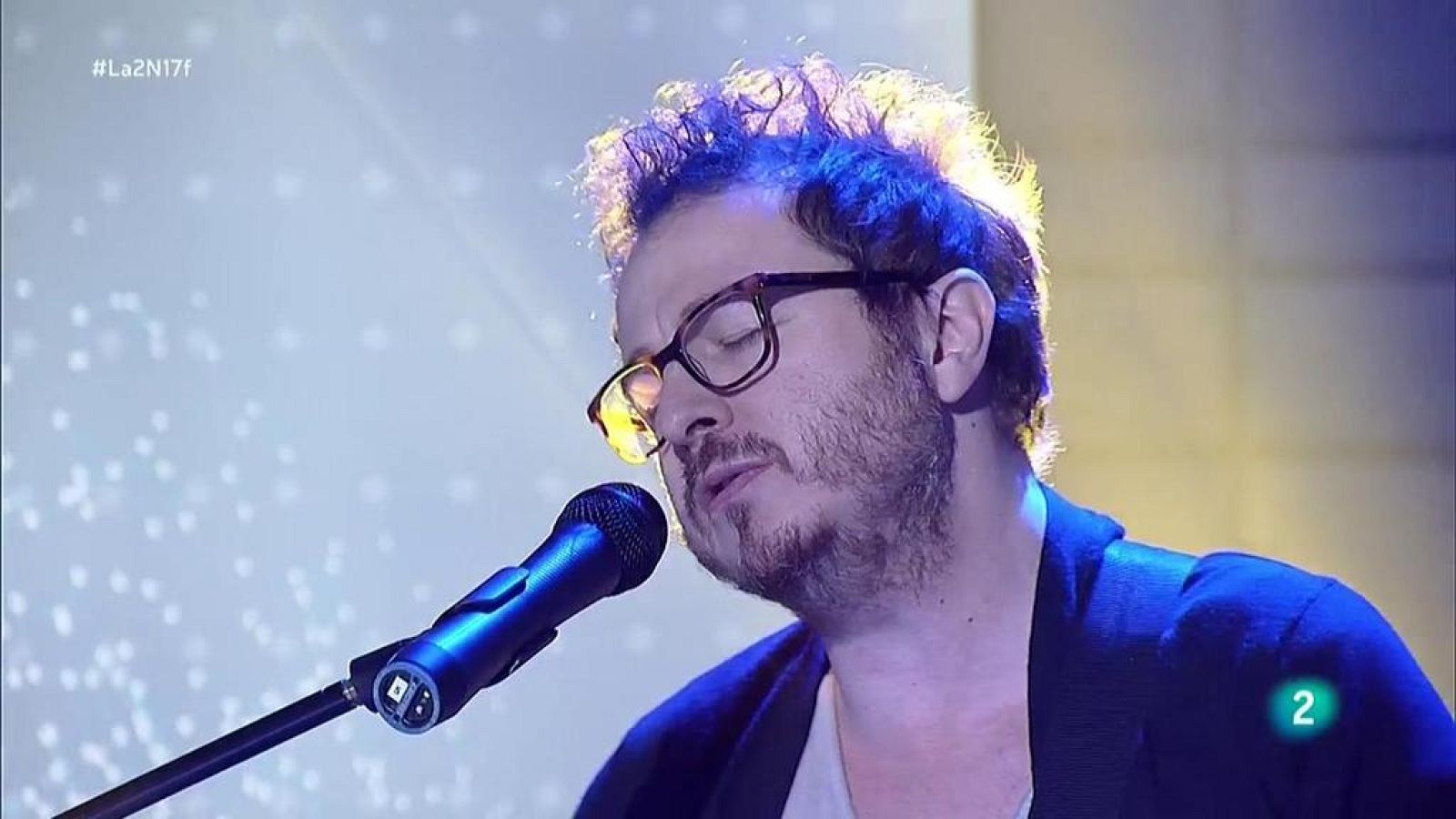 Alis interpreta "Bailando con el viento" en La 2 Noticias