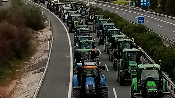 Informativo 24h - Los agricultores cortan carreteras en Extremadura