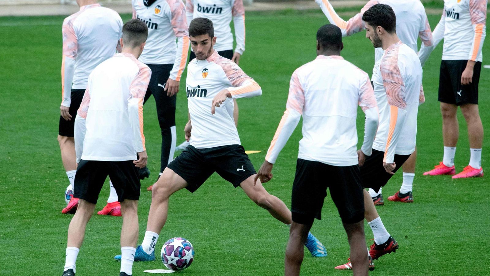 Champions - El Valencia visita al Atalanta sin Rodrigo ni Coquelin - RTVE.es | Ver