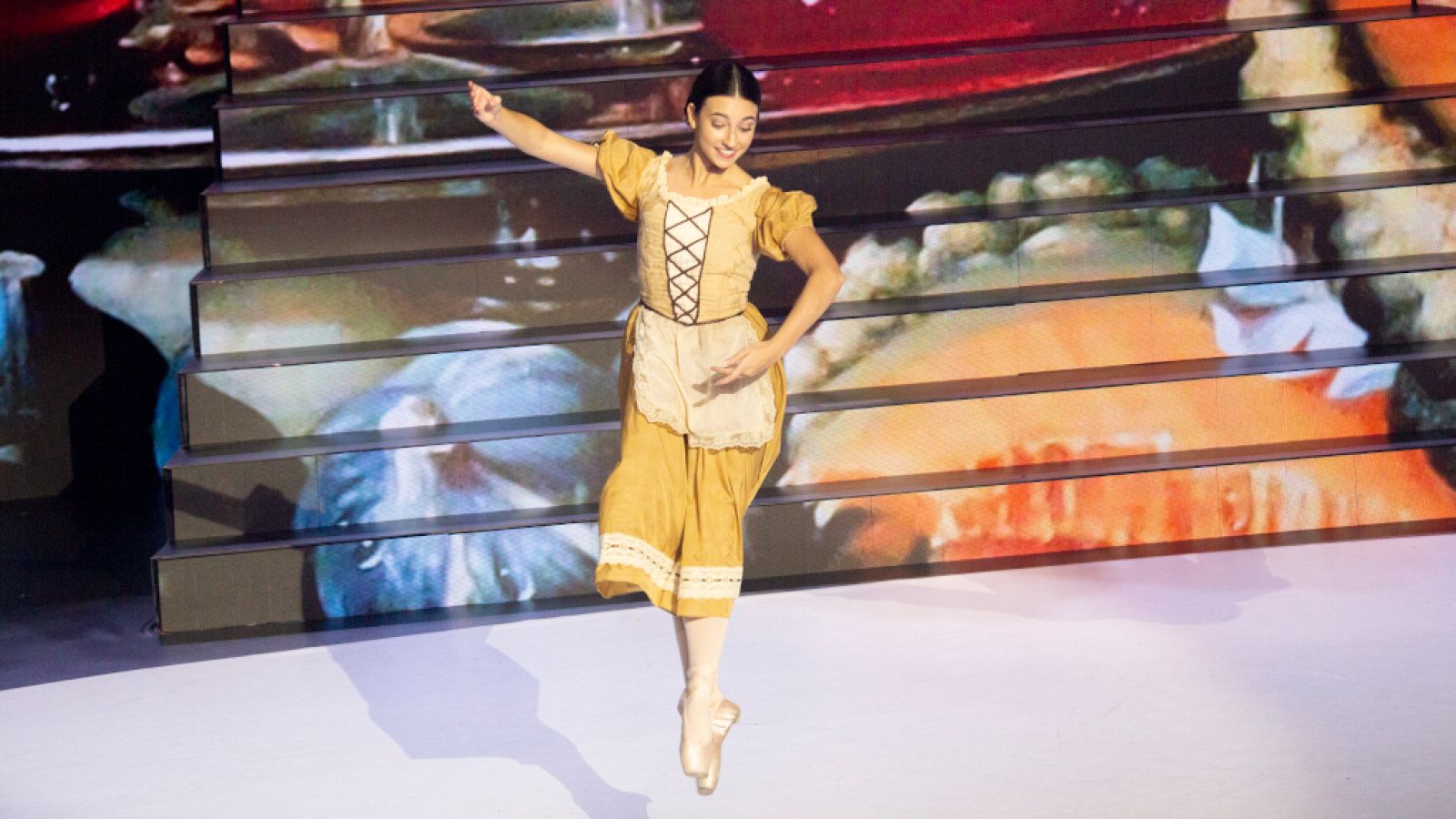 Prodigios 2 - Livia Celis flota sobre el escenario | Ver