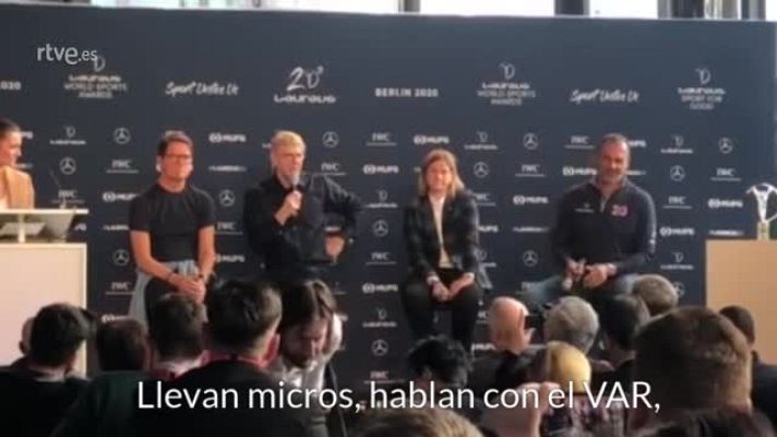  - Wenger cree que los árbitros no deben ser los responsables de detectar cánticos racistas porque ya "tienen muchas responsabilidades"