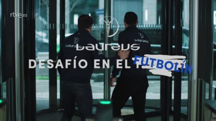  - El partido de futbolín entre Figo y Del Piero