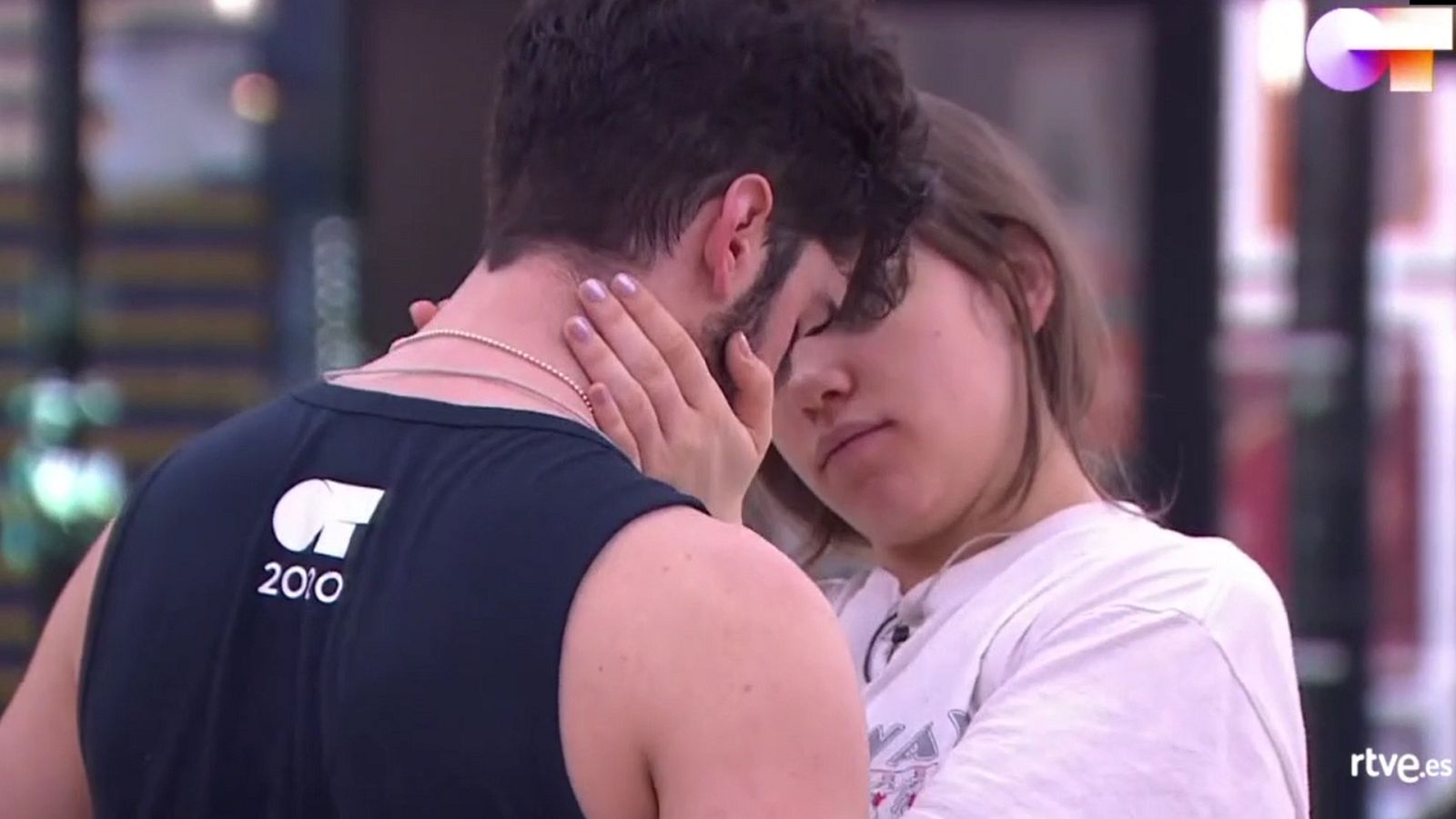 Eva consuela a Rafa después de la clase de fitness