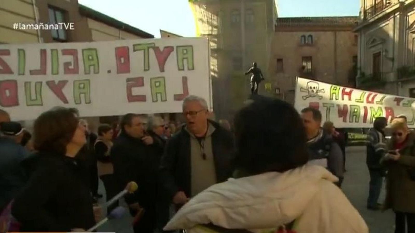 La Mañana - Los vecinos de Orcasitas reclaman que retiren de una vez el amiento de sus tejados