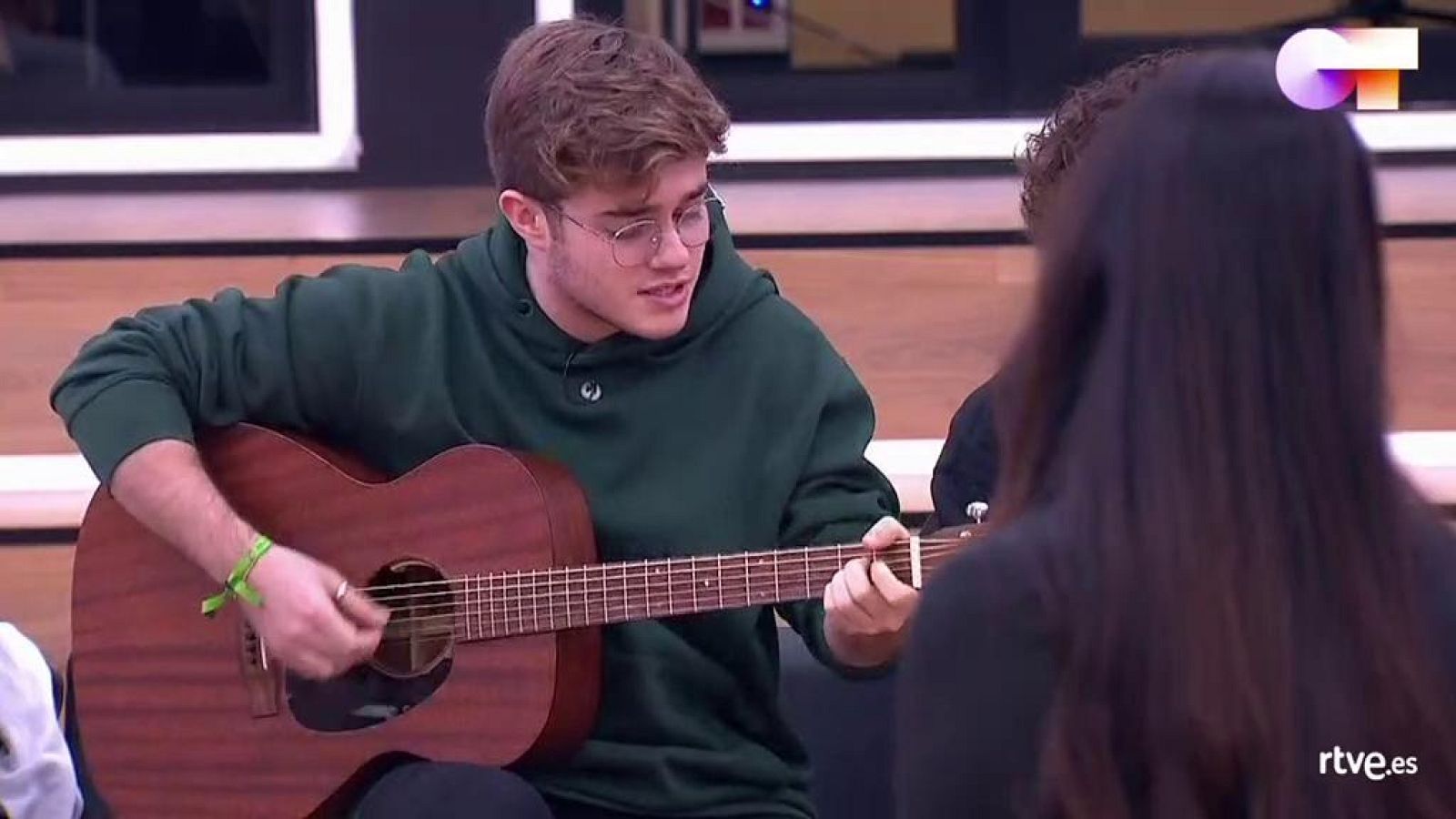 Gèrard toca una canción nueva en la clase de Mala Rodríguez en la Academia de Operación Triunfo 2020