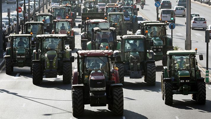 Telediario 1 - Los trabajadores del campo sacan sus tractores en Granada, Pamplona y A Coruña por el futuro del sector