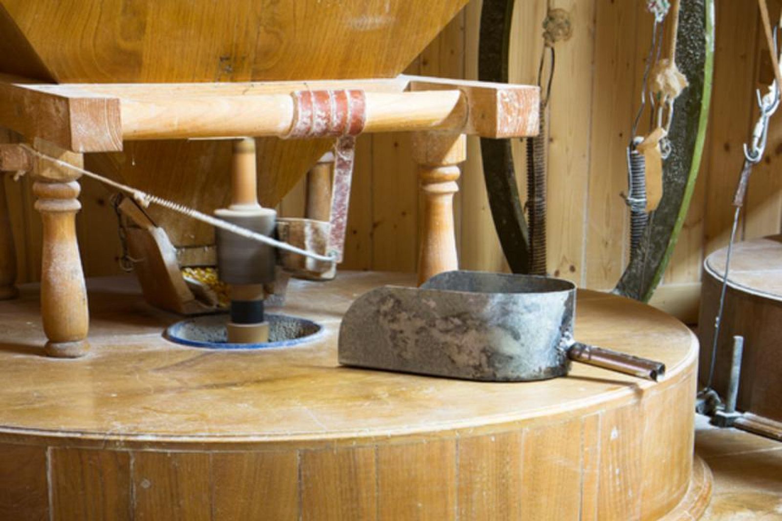 El molino que continúa moliendo de forma artesanal - España Directo | Ver