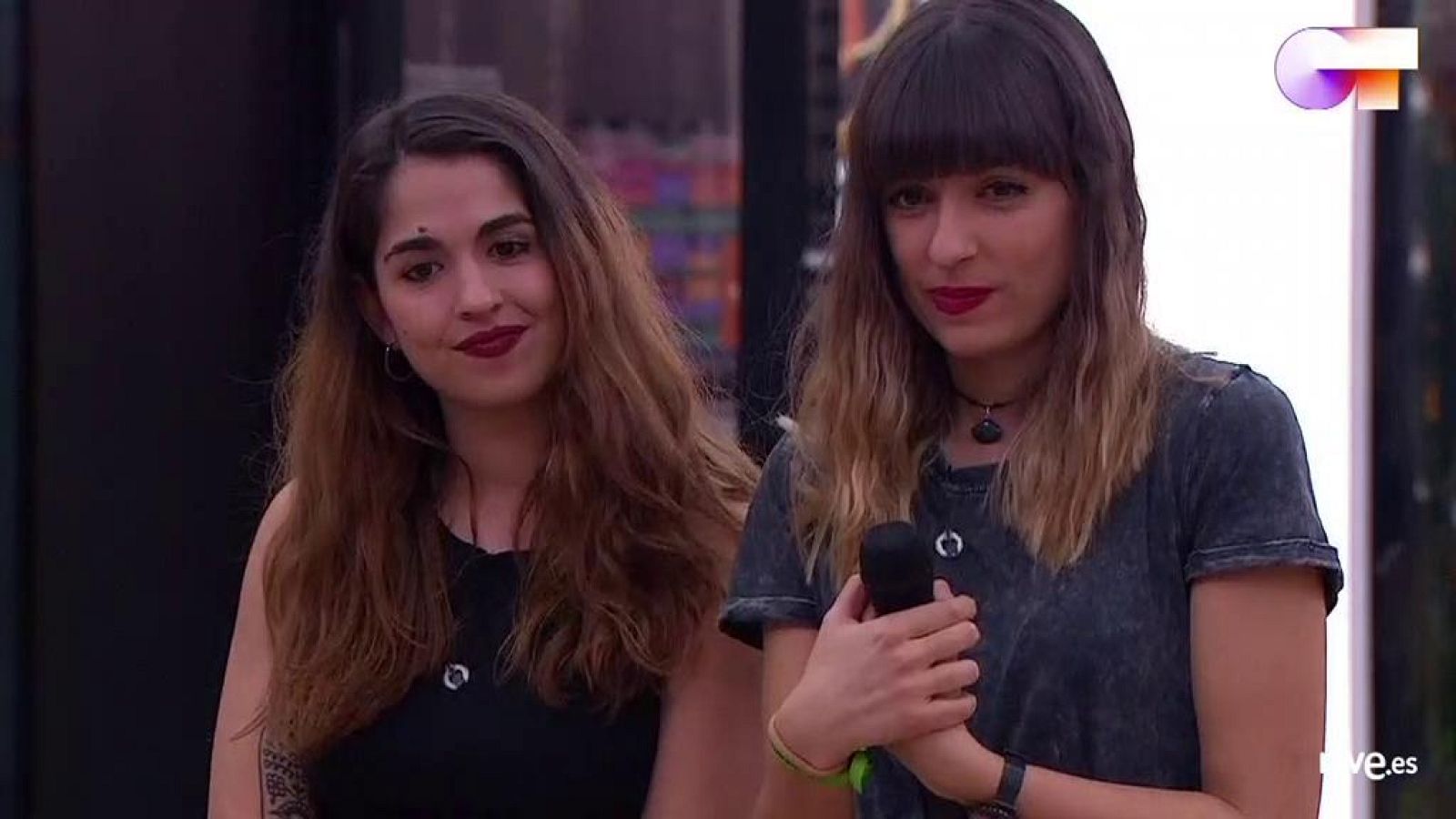 Maialen y Anajú cantan "Con altura", de Rosalía (en la versión de Ginebras), en el primer pase de micros de la Gala 6 de Operación Triunfo 2020