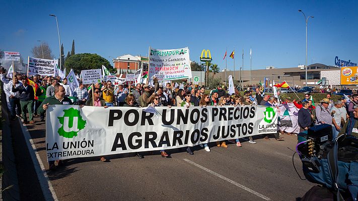 Informativo 24h - Los agricultores protestan en la Mancha, Extremadura, Murcia y Cataluña