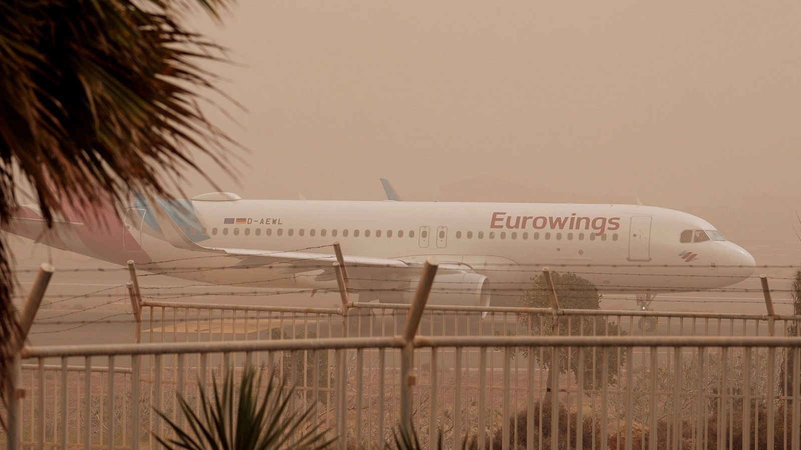 La calima obliga a cerrar los aeropuertos canarios