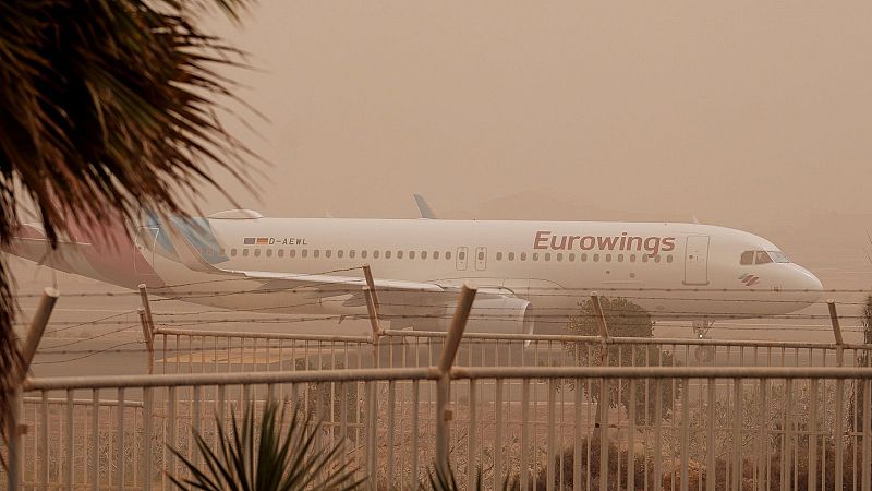 La calima obliga a cerrar los aeropuertos canarios