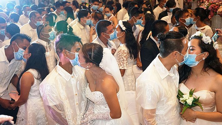 Informativo 24h - Mascarillas en una boda masiva en Filipinas