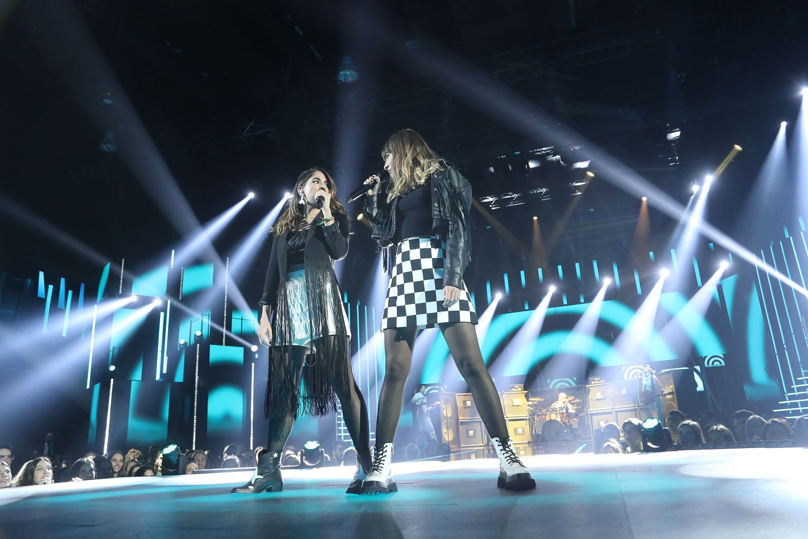 Maialen y Anajú cantan "Con altura", de Rosalía (v. Ginebras), en la Gala 6 de Operación Triunfo 2020