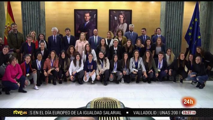 Parlamento - Firma del primer convenio profesional del fútbol femenino