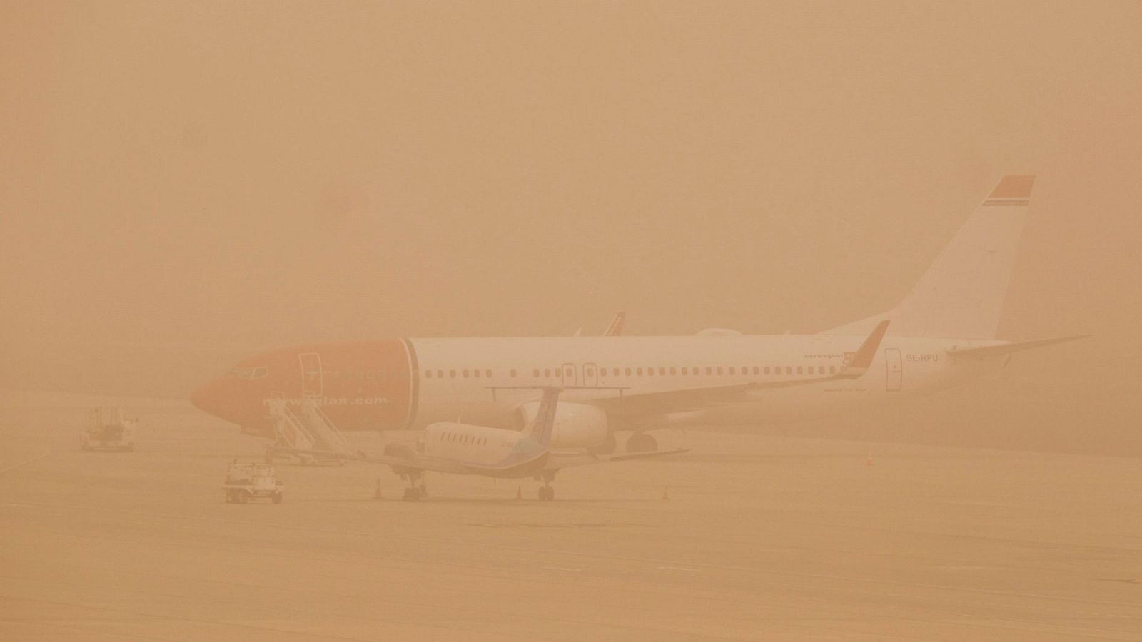 Aena comienza a operar con restricciones en los aeropuertos  de Canarias afectados por la calima y el viento