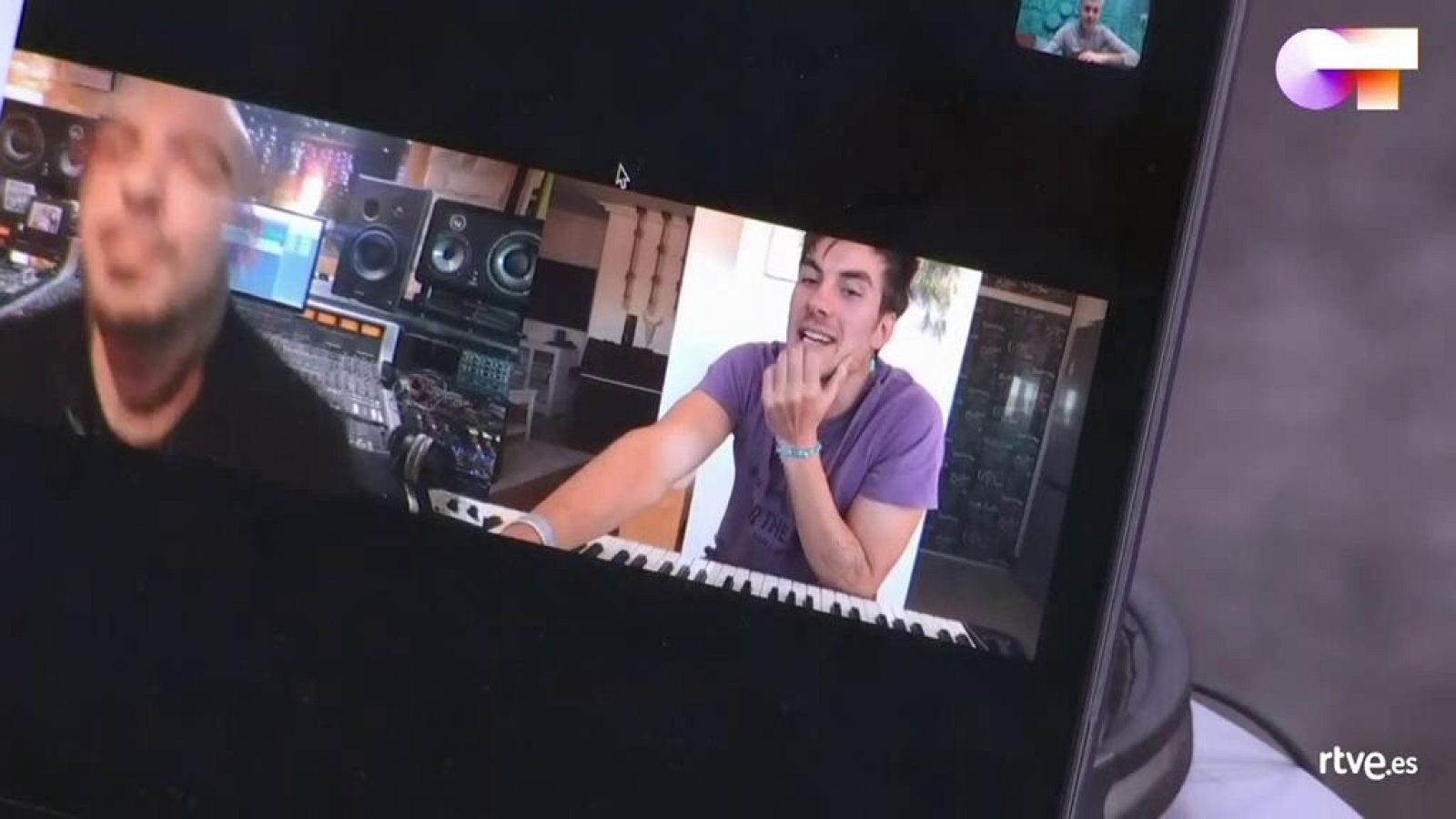 Hugo habla con Andrés Ceballos y Pablo Cebrián, compositor y productor respectivamente, que le van a ayudar con su canción "Demonios"