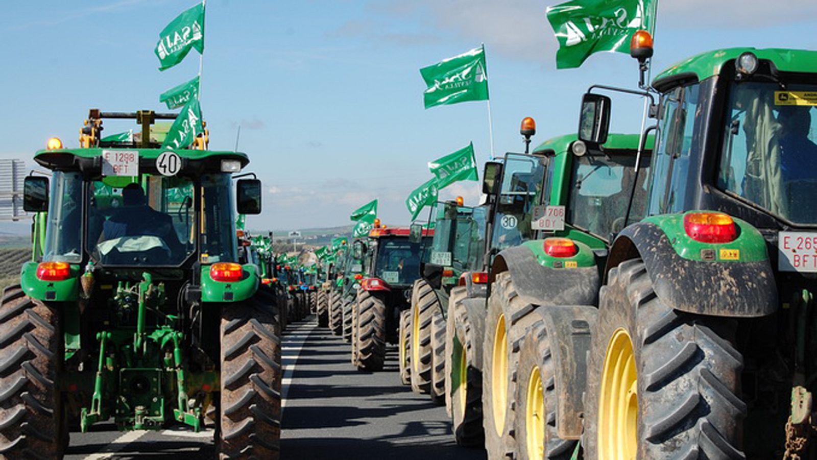 Los agricultores cortan carreteras en Sevilla