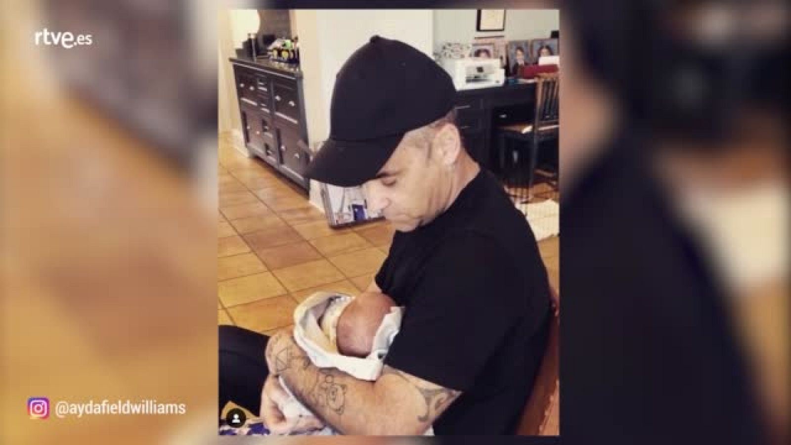 La familia de Robbie Williams da la bienvenida al pequeño Beau
