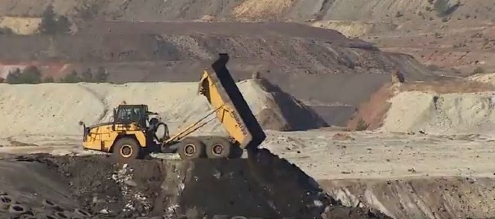 Los vecinos de una localidad de Huelga indigados por vivir con vistas a un vertedero - RTVE.es | Ver