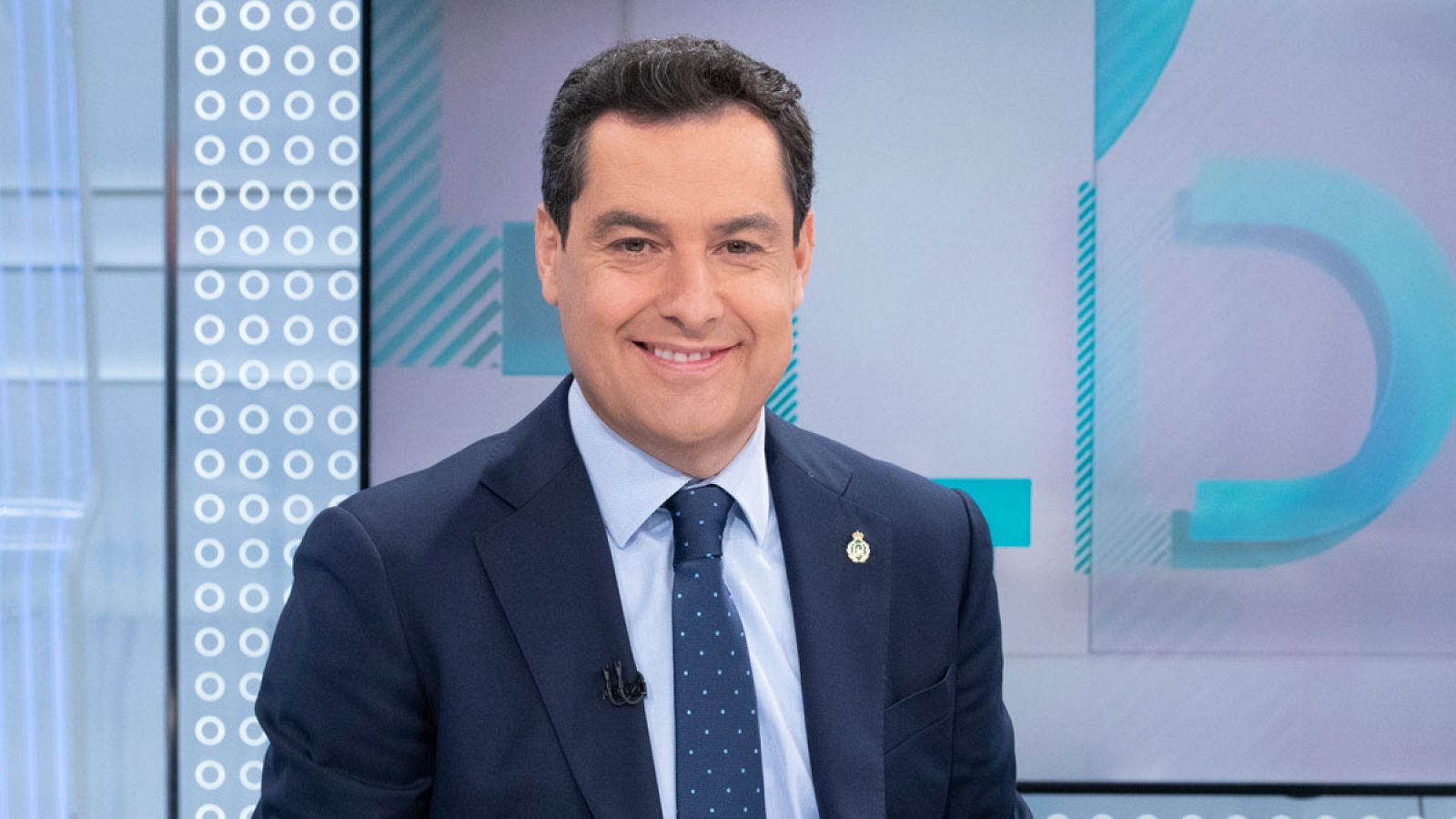 Juanma Moreno: "El PP no es Vox, si ellos no creen en las autonomías es su decisión" - Los desayunos | Ver