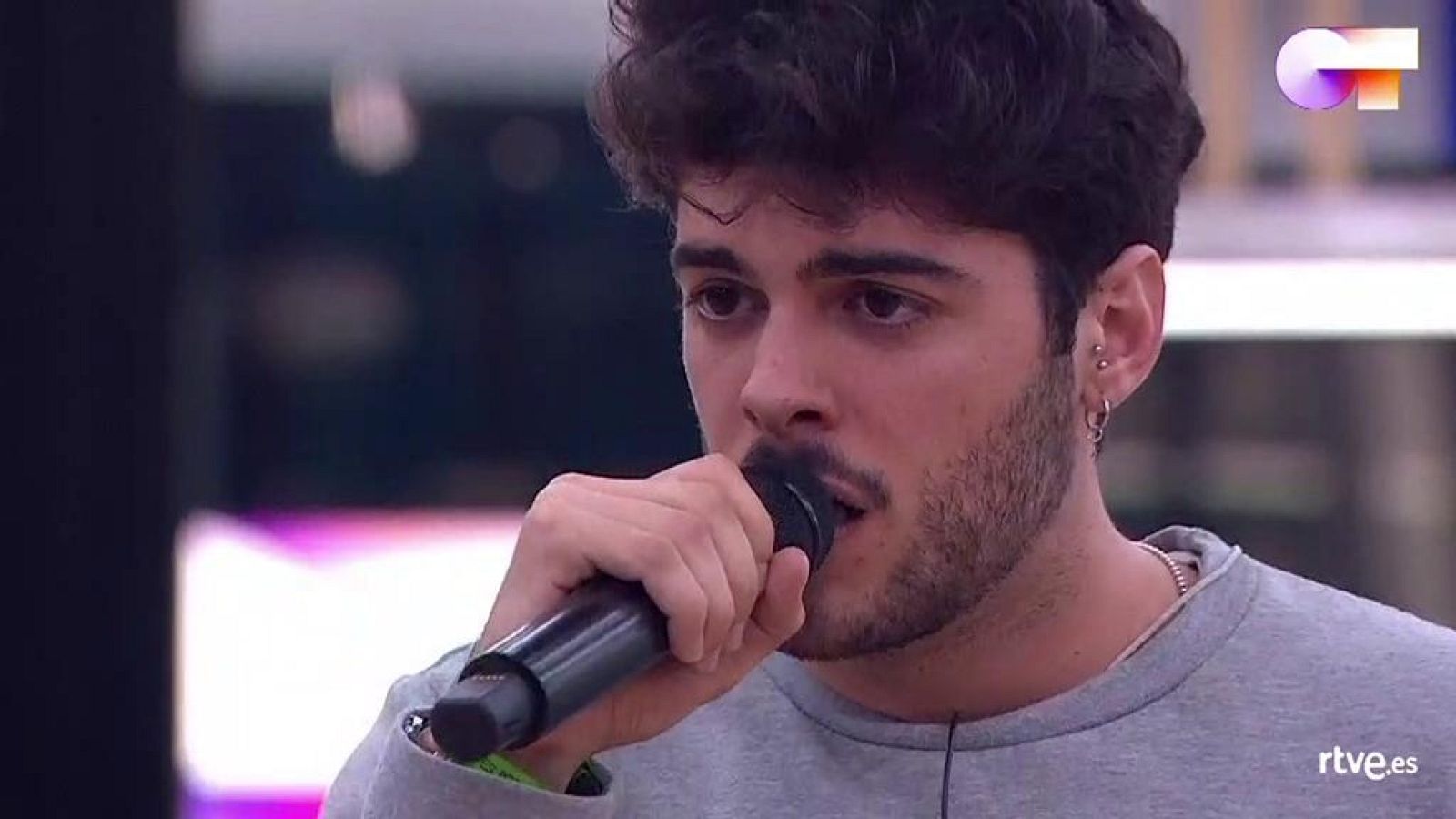 Rafa canta "Cojo el saco y me retiro", de Astola, en el primer pase de micros de la Gala 7 de Operación Triunfo 2020