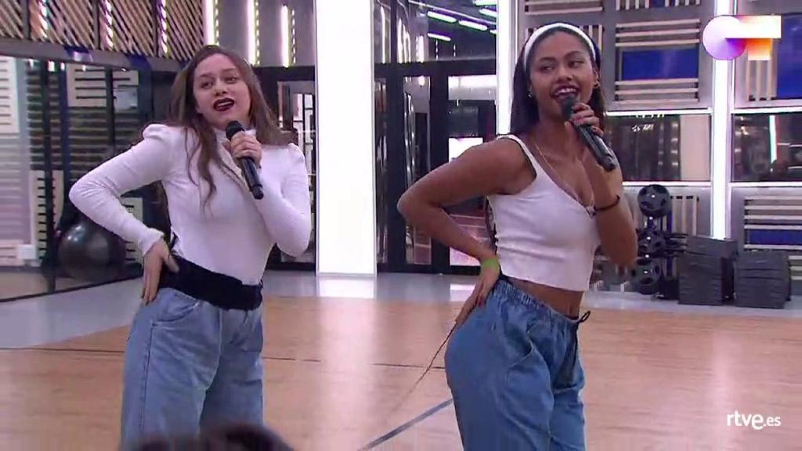 Nia y Eva cantan "Don't Start Now", de Dua Lipa, en el primer pase de micros de la Gala 7 de Operación Triunfo 2020