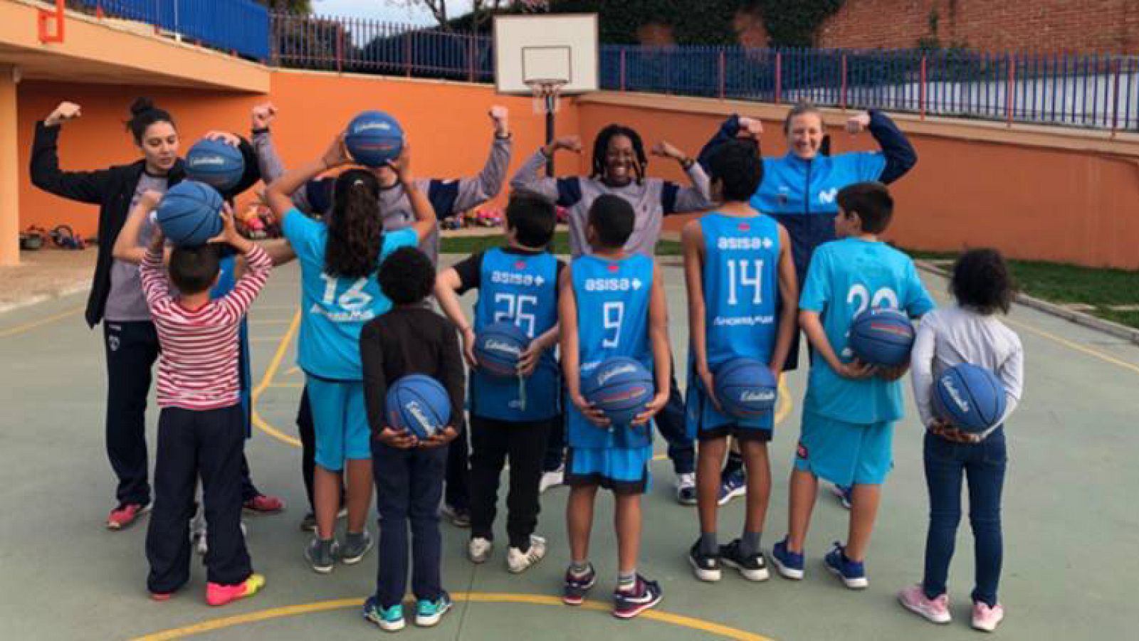 Las jugadoras de Estudiantes llevan el baloncesto a niños en riesgo de exclusión - RTVE.es | Ver