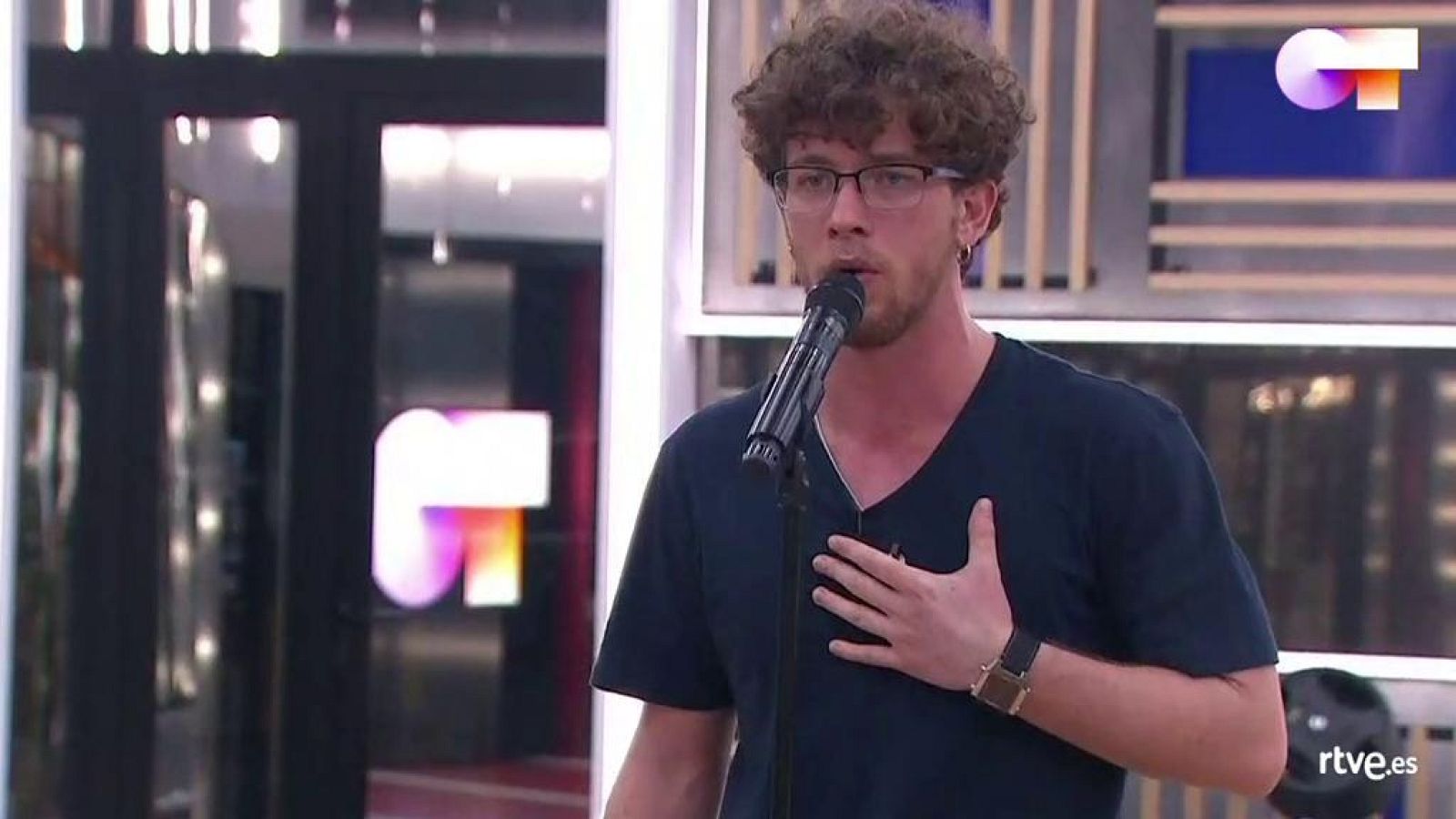 Jesús canta "Sábado por la tarde", de Claudio Baglioni (en la versión de Sergio Dalma) en el segundo pase de micros de la Gala 6 de Operación Triunfo 2020